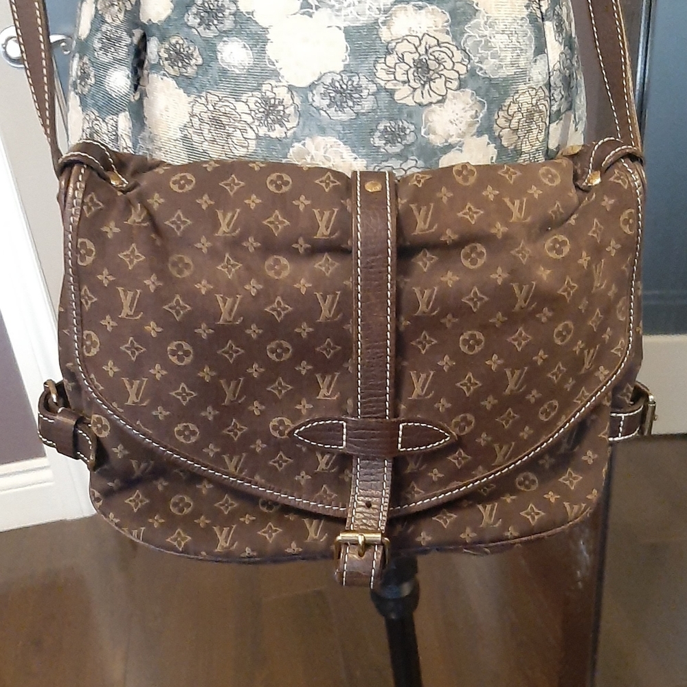 Louis Vuitton LV Saumur 30 Crossbody